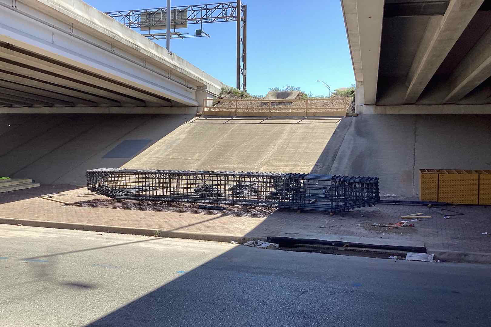 Bent cap steel bridge construction 